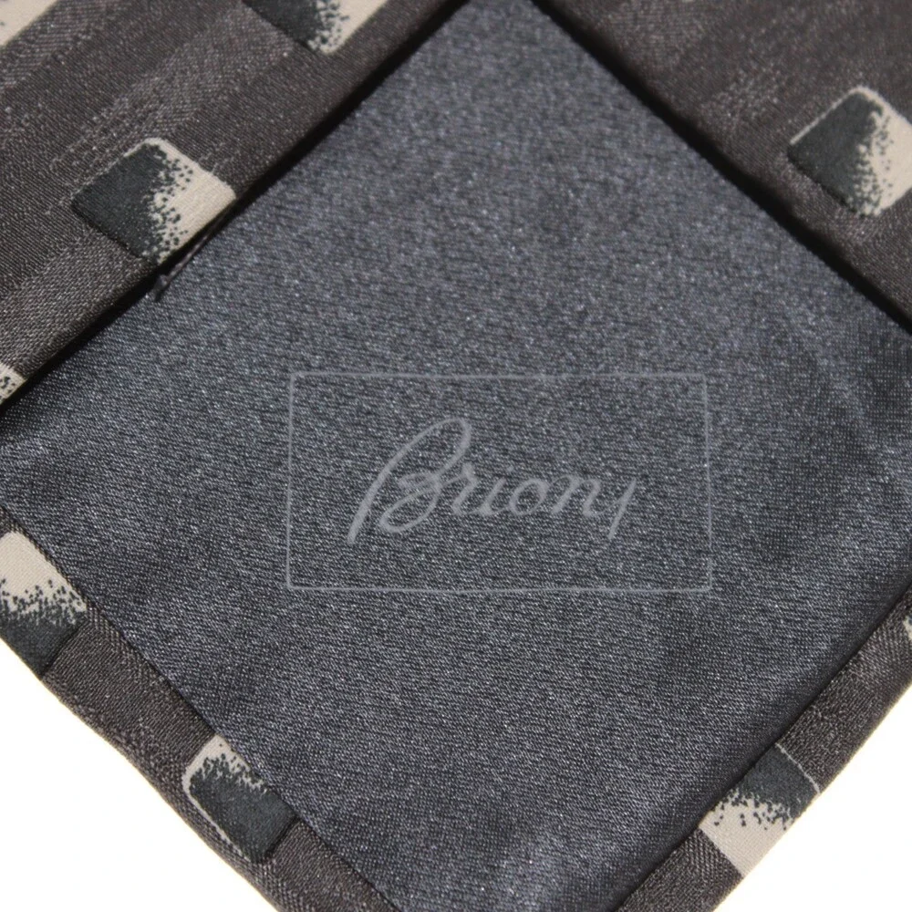 Brioni NWOT Neck Tie in Gray & Cream Geometric Print 100% Silk Made in Italy